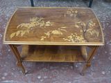 une table en bois ornée d'un motif floral