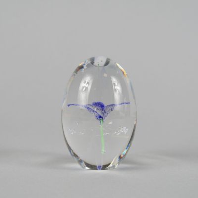 vue du dessous d'un presse-papier représentant une fleur dans un vase en verre