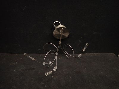 une image représentant un objet métallique auquel sont fixés des fils