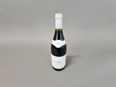 une bouteille de vin posée sur une table
