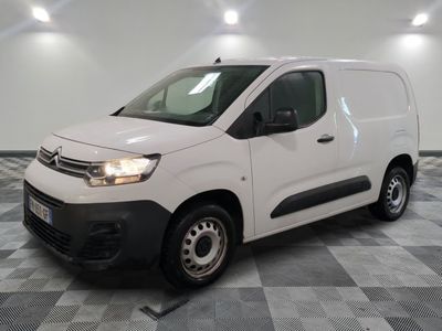 la camionnette blanche est garée sur un sol carrelé en damier