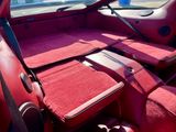 une voiture rouge avec une moquette rouge et des sièges rouges
