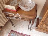 une petite table sur laquelle est posé un bol
