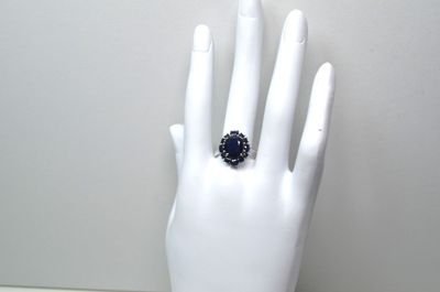 une bague sur la main d'un mannequin qui porte déjà une bague