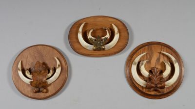 trois pièces de bois sculpté sur lesquelles sont fixées des têtes d'antilope
