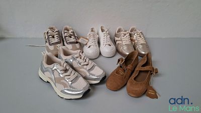 Plusieurs paires de chaussures sont alignées sur une table
