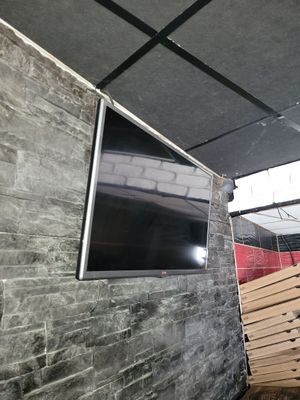 un téléviseur à écran plat fixé au mur d'une pièce