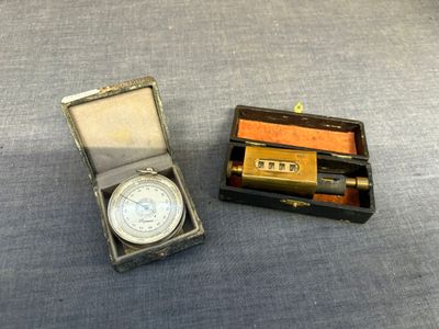 une petite boîte contenant une horloge