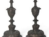 une paire de bougeoirs anciens en bronze sur socles, sur fond blanc