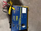 une boîte bleue et jaune à laquelle sont reliés de nombreux fils