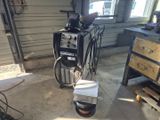 une machine posée à même le sol dans un garage