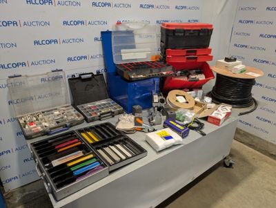 une table sur laquelle sont posés de nombreux outils