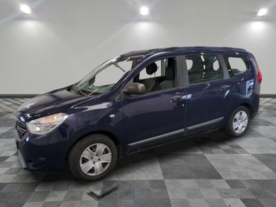 la photo d'un monospace bleu garé dans un garage