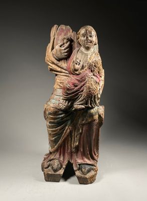 l'image d'une statue représentant une femme tenant un enfant dans ses bras