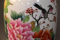 CHINE. Vase balustre en porcelaine à décor d'oiseaux sur un … (photo 2)