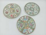 trois assiettes ornées de motifs d'oiseaux et de fleurs sur fond blanc