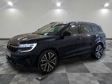 un 4x4 noir garé dans une pièce au sol en damier