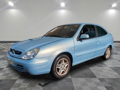 la photo d'une voiture bleue garée dans un garage