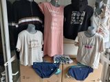 beaucoup de vêtements exposés dans un magasin