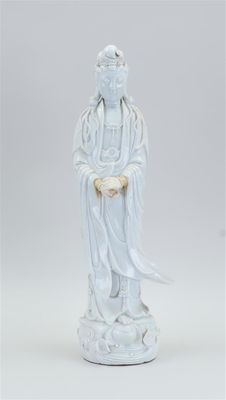 statue d'une femme vêtue d'une robe blanche et coiffée d'un chapeau blanc