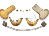 un assortiment de bijoux en or et en argent, comprenant notamment un couteau, une chaîne et d'autres objets