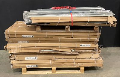 une pile de cartons et de palettes posée sur une palette
