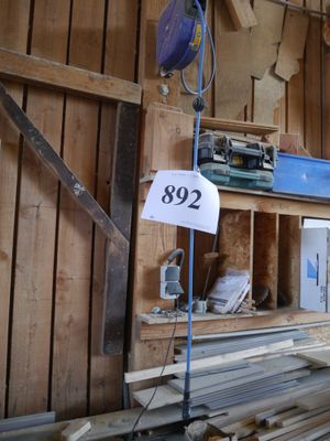 plusieurs pièces de bois sont empilées dans une pièce
