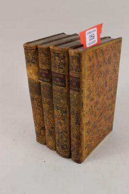 cinq vieux livres empilés les uns sur les autres sur une table
