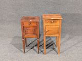 une paire de petites tables de chevet en bois avec des tiroirs sur le dessus