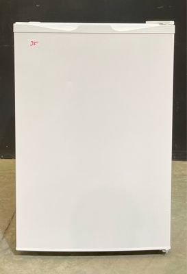 image d'un petit réfrigérateur blanc dans une pièce