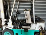 un chariot élévateur garé devant une porte de garage