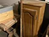 une armoire en bois et une boîte en métal dans une pièce