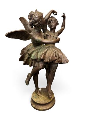 statue en bronze représentant une fée et une ballerine sur un socle