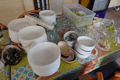une table sur laquelle sont posées de nombreuses assiettes et tasses