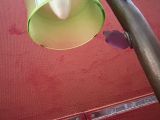 une lumière jaune au-dessus d'une table rouge