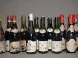 plusieurs bouteilles de vin sont alignées sur une table