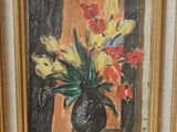 un tableau représentant des fleurs dans un vase noir posé sur une table