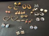 de nombreuses paires de boucles d'oreilles posées sur un fond noir