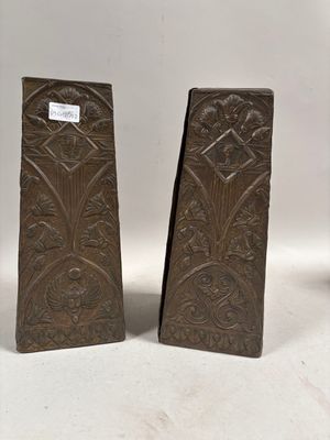 une paire de serre-livres anciens en bronze, ornés de motifs floraux