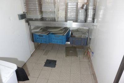 une photo d'une cuisine avec beaucoup de vaisselle sur le plan de travail