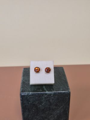 une photo d'une paire de boucles d'oreilles posée sur un bloc de marbre