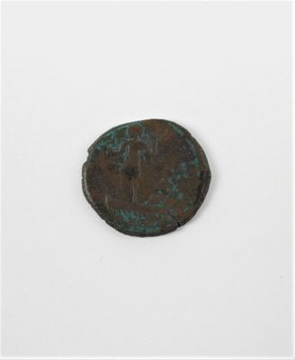 gros plan d'une pièce de monnaie sur une surface blanche