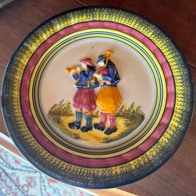 une assiette sur laquelle est représenté un homme et une femme