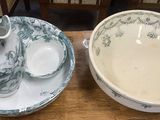 deux bols et un pichet posés sur une table