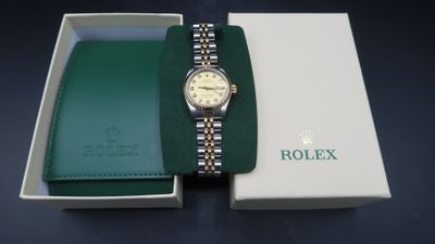 une photo d'une montre Rolex dans son coffret, posée sur une table