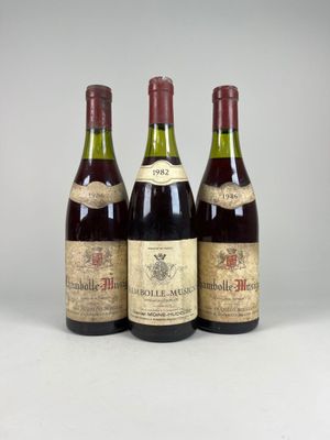 trois bouteilles de vin posées l'une à côté de l'autre sur une table