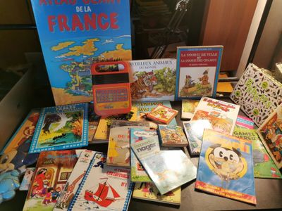 de nombreux livres pour enfants qui se trouvent sur la table