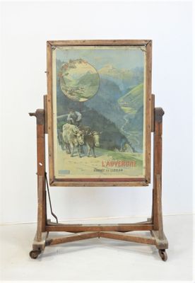 une photo d'un tableau représentant un paysage de montagne posé sur un chevalet
