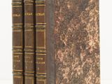 deux livres posés l'un sur l'autre sur une surface blanche