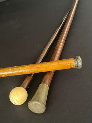 deux battes de baseball et une balle posées sur une table